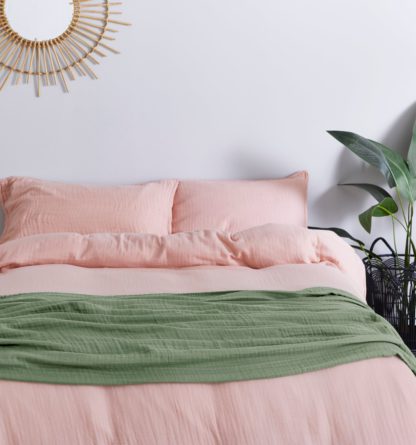 46ce717e2da3a33e7aa91f61923ad7cbada8ad8712eec7ff32aa1b0be3349626.jpg An Image of Cotton Muslin Throw Mauve