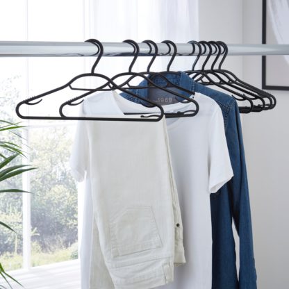 cc67dd3c3847f5829f8b17e27ee2bccad54e6993f38c155e9c78ad0833d135a3.jpg An Image of Pack of 8 Black Clothes Hangers Black