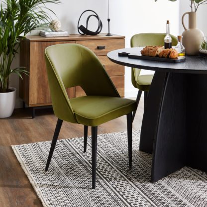 eca5b823ececf5f25961b51619d96f5f91fb0101eecb12e0e0ef9c8f5335693f.jpg An Image of Lillia Velvet Dining Chair Navy