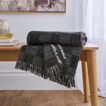 02fdecc3f27ea7c229fe61de236f52abe2daab051164a1906a5933bf70687d9f.jpg An Image of Luxe Checkerboard Throw 130x180cm Black