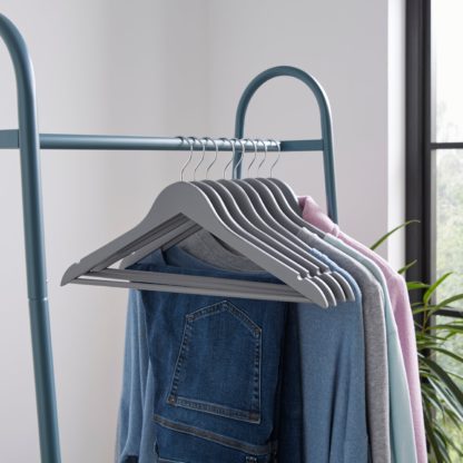 724de740eb1be1af52beb7e7f760e6c4bef1e79cef0952afb1558b7a5891d674.jpg An Image of Pack of 20 Wooden Hangers Black