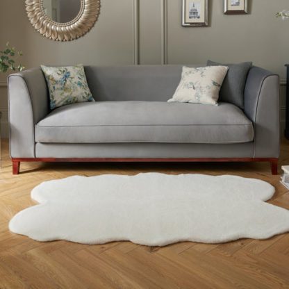 8d11eb4d83a9c11cb75bee5d2fc3440692814c4dc24e401549f12ece095b2b94.jpg An Image of Supersoft Faux Fur Quad Rug