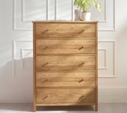 e71d119381189efba15671fe38a605ae0a5f8e32e9a476a939be674c003322f9.jpg An Image of Coxmoor – 5-Drawer Chest of Drawers – Oak – Wooden - Happy Beds